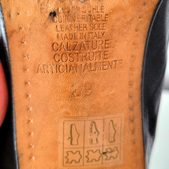 Italian Leather loafer shoe with buckle & 1.5" heel - Picture 6 of 6